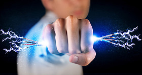 商务人士持有电气动力电线图片