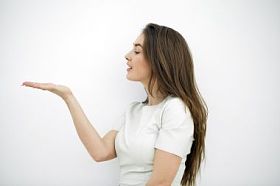 显示产品-空副本空间张开的手手掌上的女人