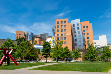 射線和麻省理工學院校園塔塔中心