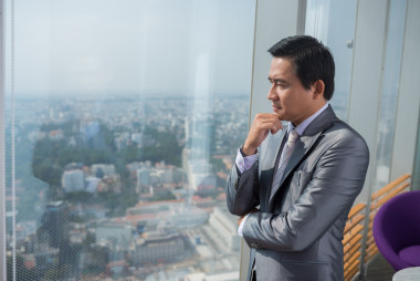 商人從窗戶往外看