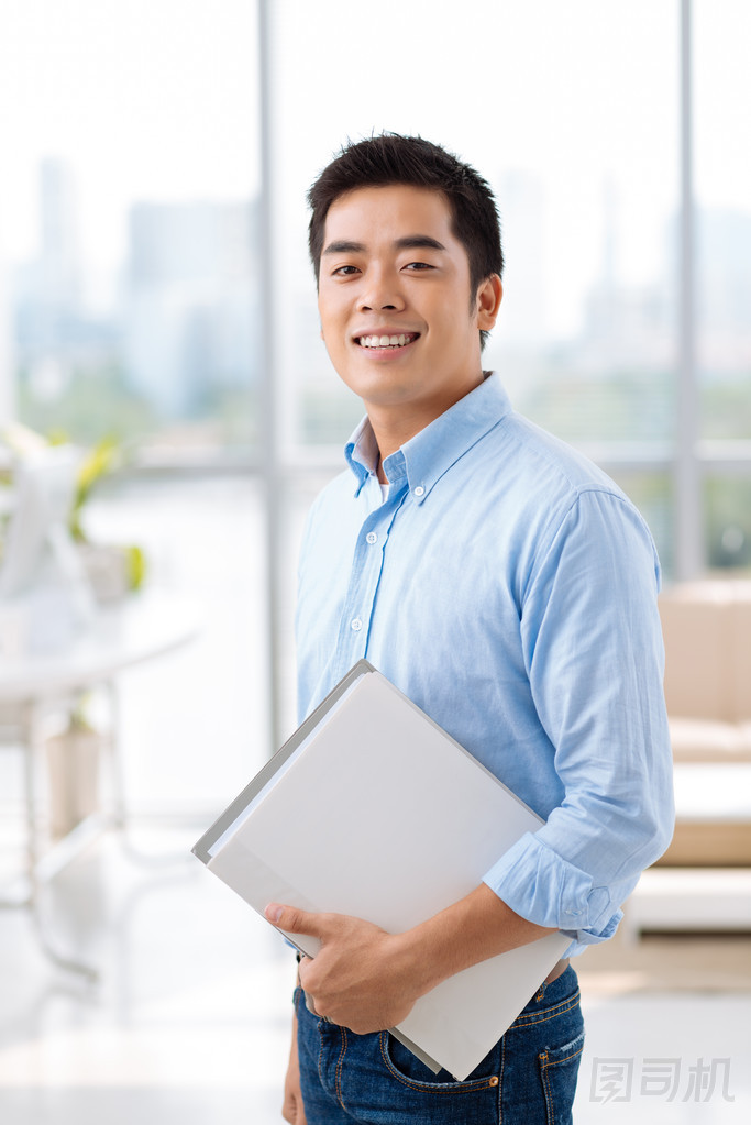 微笑的商人與文件照片