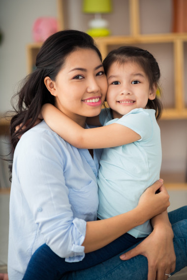 擁抱母親和女兒