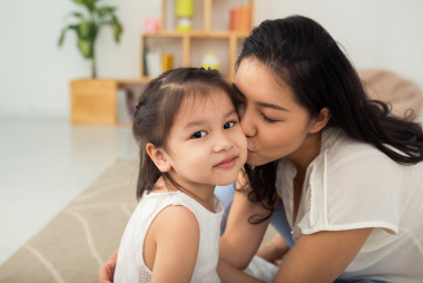 接吻的小女兒