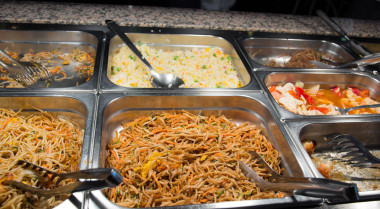 意大利面條和米飯?jiān)谥袊宛^里的自助餐