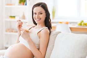 孕妇吃酸奶图片