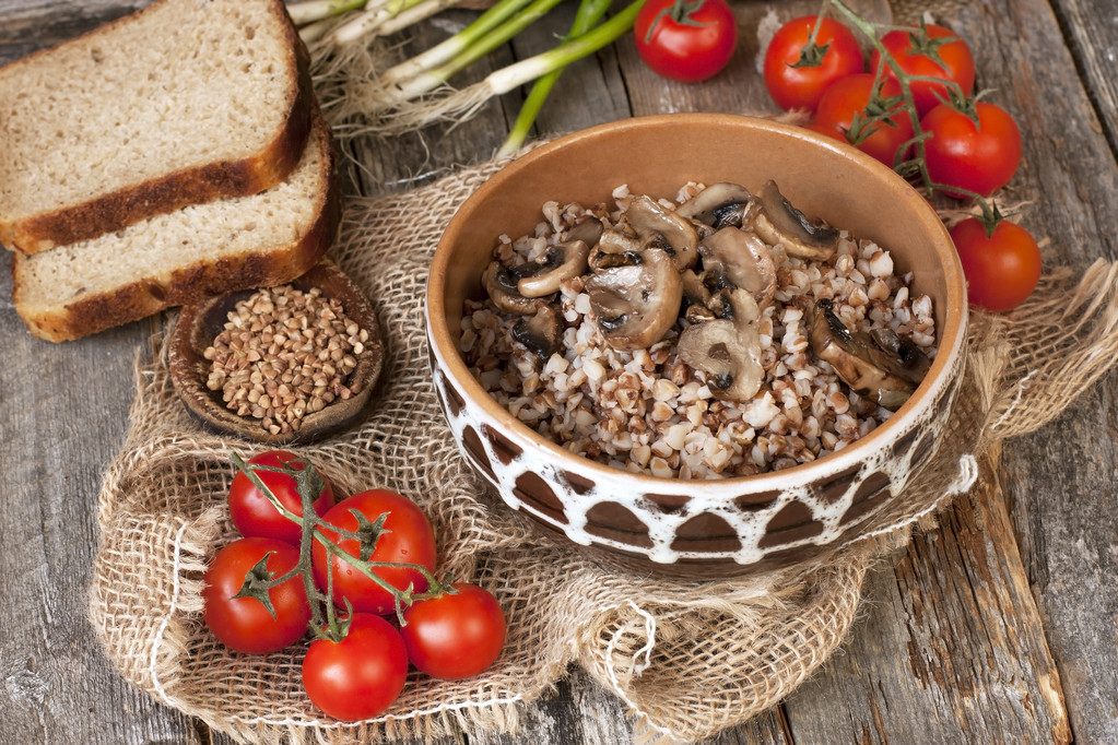 在木制的桌子上的碗荞麦麦片 在木制的桌子上的碗荞麦麦片