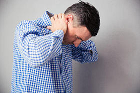 有颈部疼痛的人