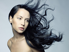 美丽的女人与美妙的头发