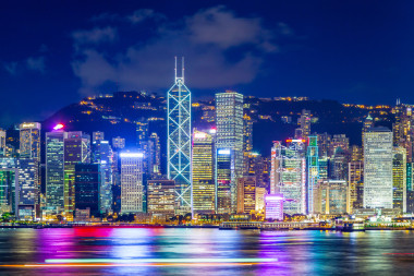 Hong 港市在晚上亮起來