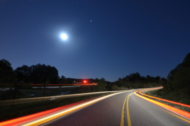 汽車(chē)在路上圖片