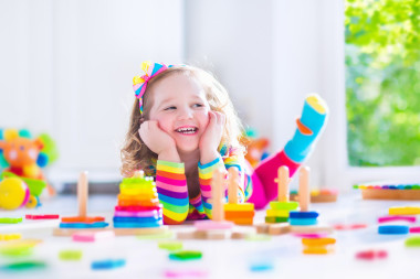 小女孩玩木制玩具