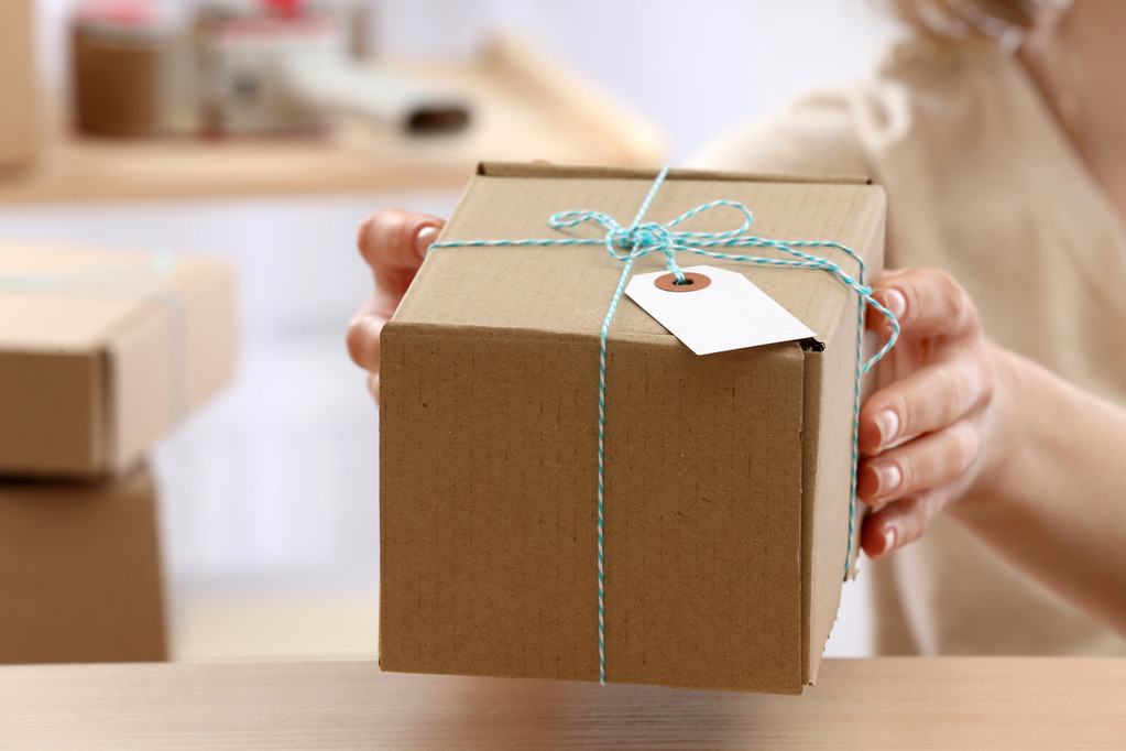 女人给包裹在邮 女人给包裹在邮