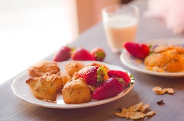 在白色背景上的一盤草莓