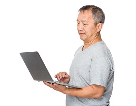 亚洲老人在灰色 t 恤图片