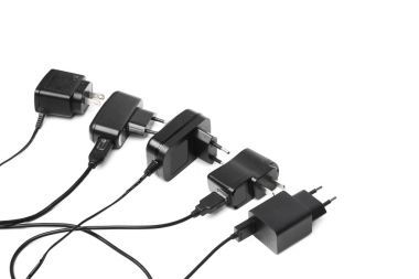 在白色的适配器充电器图片