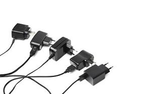 在白色的适配器充电器图片