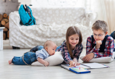 弟弟和妹妹用蜡笔在客厅里画图片