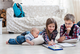 弟弟和妹妹用蜡笔在客厅里画图片