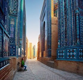 轻松坐在板凳上的女人