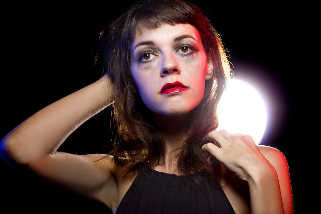 在一家夜总会醉酒的女 在一家夜总会醉酒的女