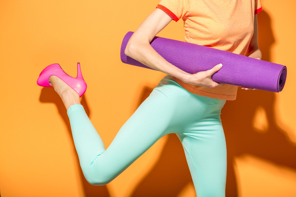 瑜伽女人在明亮的背景图片 瑜伽女人在明亮的背景图片