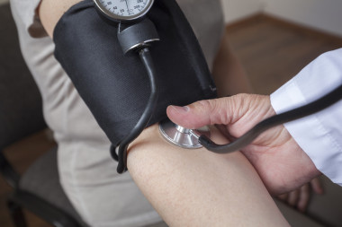 醫(yī)生測量血壓的病人