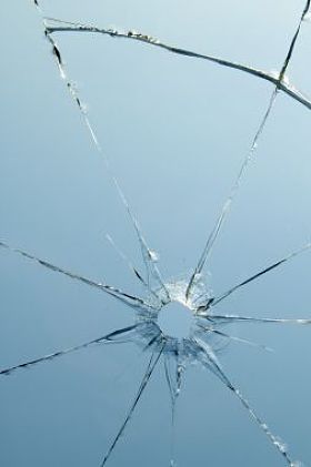 玻璃窗户射击孔裂缝