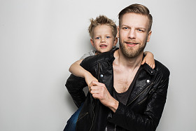 快乐的父亲和儿子。父亲