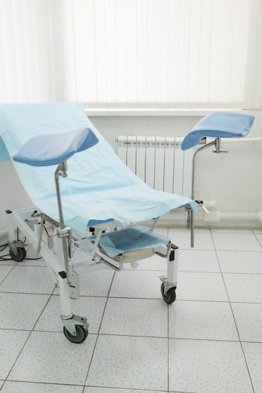 在房間里的婦科椅子照片