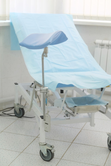 在房间里的妇科椅子