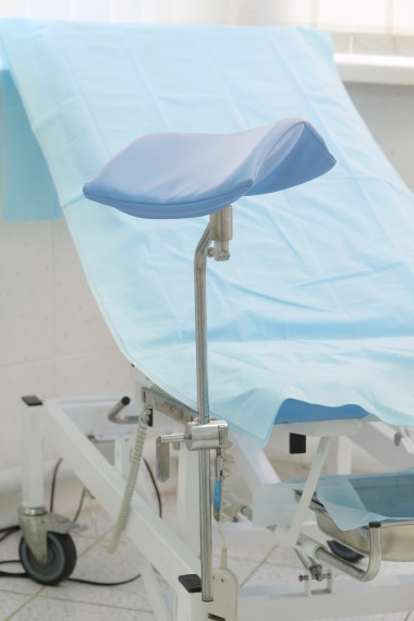 在房間里的婦科椅子圖片