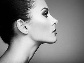 美丽的女人的脸。完美化妆图片