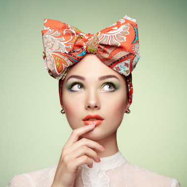 美丽的年轻女子，蝴蝶结的肖像