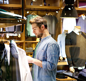 Mandsome 年轻人逛街买衣服店