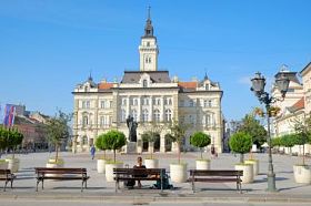 主广场和市政厅的 Novi Sad 塞尔维