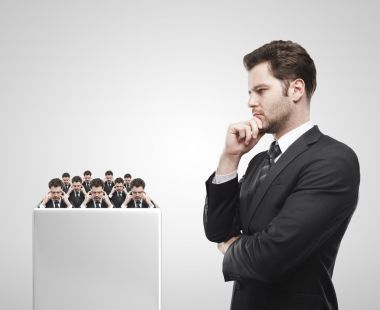 年輕的商人看看集團的商人