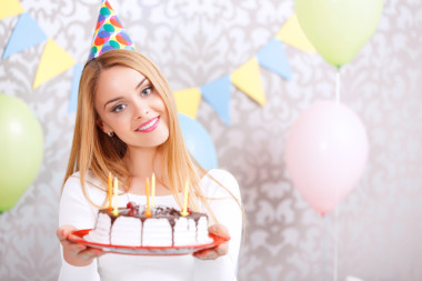 快乐的女孩和她的生日蛋糕