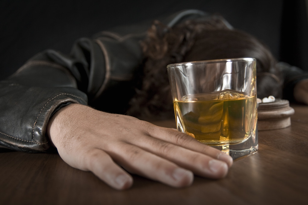 醉酒的男子图片