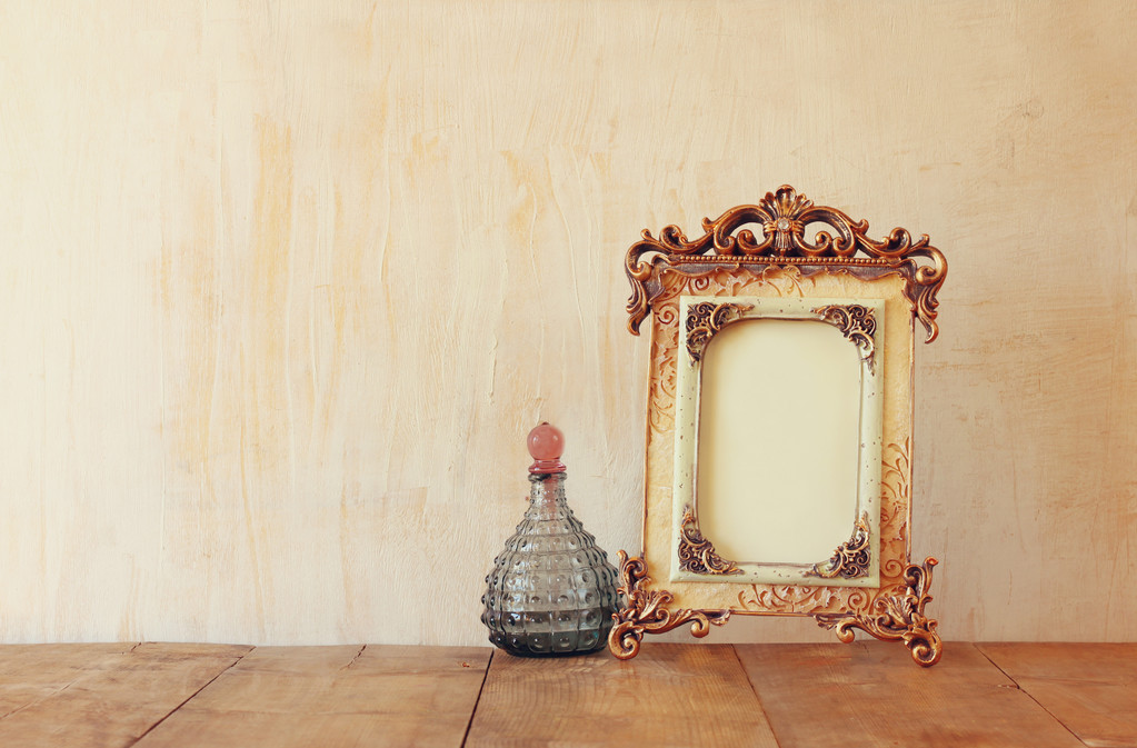 维多利亚复古仿古古典框架和香水 bottels 木制的桌子上的图像。已过滤的图像 维多利亚复古仿古古典框架和香水 bottels 木制的桌子上的图像。已过滤的图像