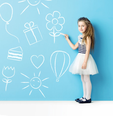 小女孩使粉筆圖紙圖片