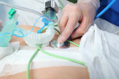 醫(yī)生用聽(tīng)診器聽(tīng)心