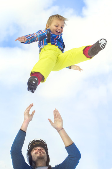 向天空了在开展他的儿子的父亲