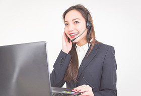 亚洲雇主在客户服务工作图片