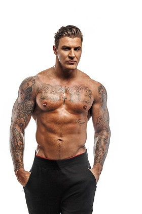 在工作室的肌肉猛男乔装图片