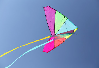 五顏六色的風(fēng)箏越飛越高在藍(lán)色天空
