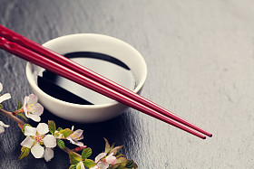 日本寿司筷子酱油照片