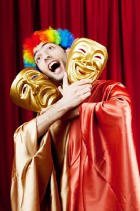 演员与 mak 在滑稽剧场的概念