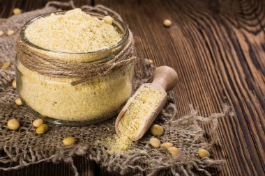 大豆粉在一个木制的背景上。乡村风