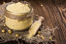 大豆粉在一个木制的背景上。乡村风