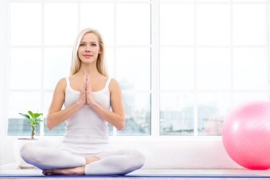 與年輕女人瑜伽概念